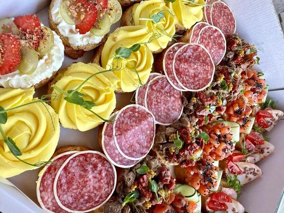 Аппетитный фуршетный сет с горячими закусками на 12-15 персон в Смоленске